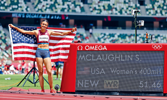 美國女跑手麥洛蓮在女子四百米欄奪冠兼破世界紀錄。