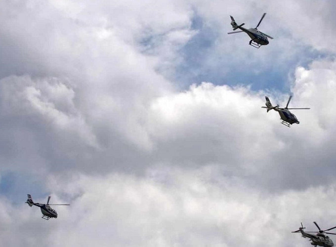 省廳警務飛行隊和廣州、深圳市局警務飛行隊組成的直升機合成隊。網圖