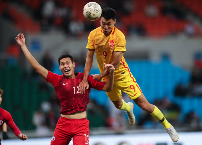 国家队球员董学升（右）和香港队球员梁诺恒在比赛中争顶。新华社图片