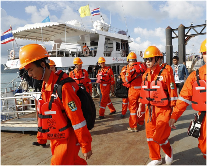 中國的救援隊加入泰方組織的救援打撈工作。 AP
