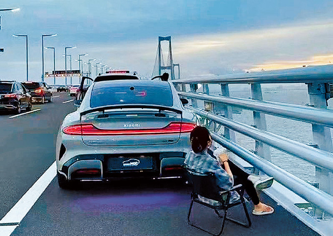 女子在深中大橋上停車「打卡」。