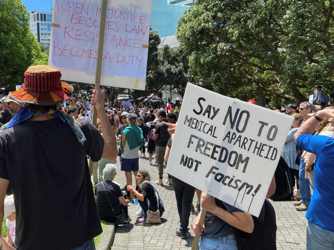 紐西蘭首都惠靈頓大批民眾在國會外示威。路透社圖片