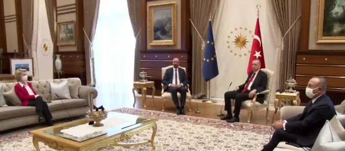 結果馮德萊恩只能坐於一旁的梳化，與土耳其外長恰武什奧盧對坐。