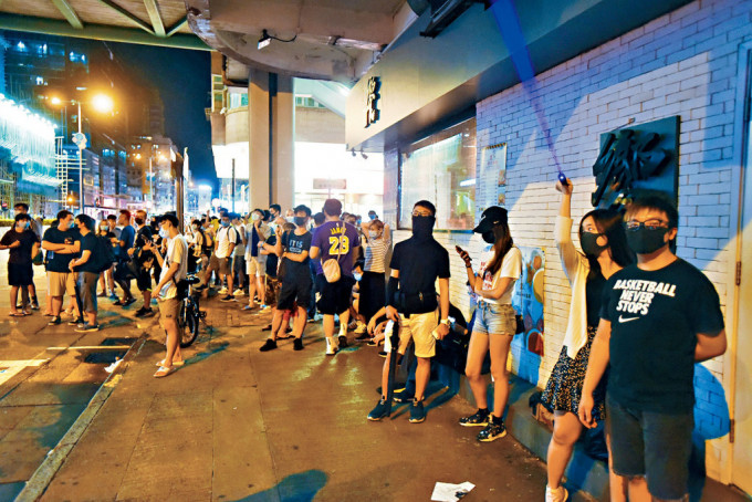 2019年8月，曾有逾百示威者包围深水埗警署。