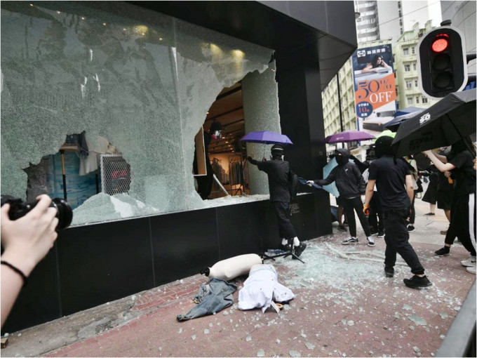 5月24日大批示威者聚集并击毁知名时装连锁店I.T的玻璃橱窗。资料图片