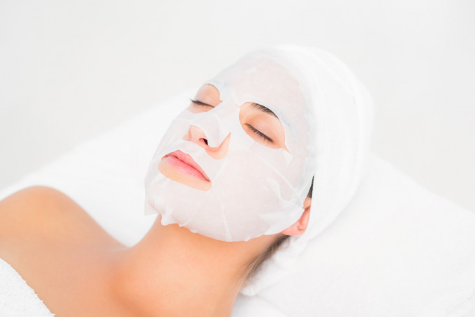 面膜内的防腐剂或会令皮肤出现过敏反应。