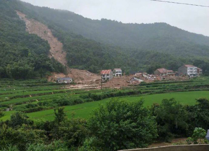 湖北黄冈市黄梅县发生山泥倾泻，9人被埋。 微博图