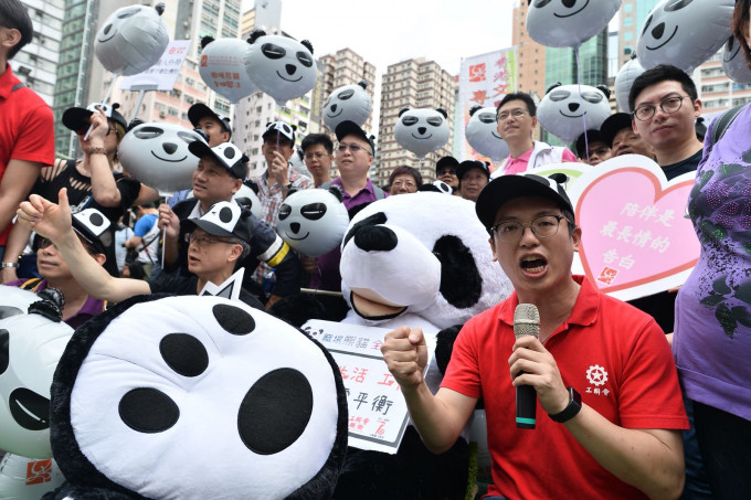 游行人士戴上熊猫造型的帽子，喻意打工仔加班严重，令休息时间减少，人人有「熊猫眼」。