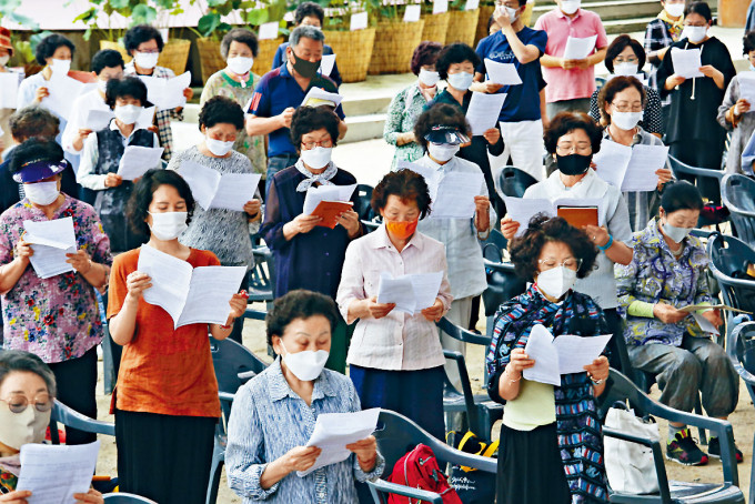 ■首尔市民戴口罩在曹溪寺参加活动。