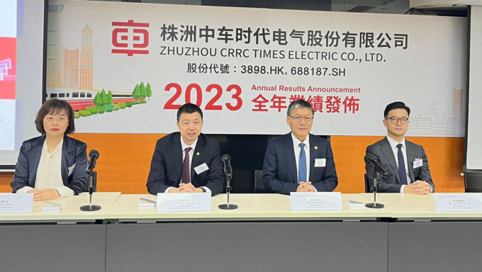 时代电气执行董事兼总经理尚敬（左二）、董事长兼执行董事李东林（左三）及董事会秘书龙芙蓉（右一）。