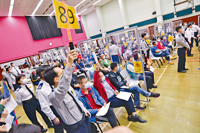 維園年宵攤位競投激烈，「蘭花大王」楊小龍（左三）表示「一舉手就有人抬價」。