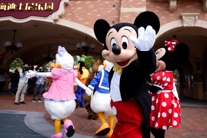 迪士尼初版米奇老鼠，版权将于明年1月1日届满。图为上海迪士尼的米奇老鼠迎客。路透社
