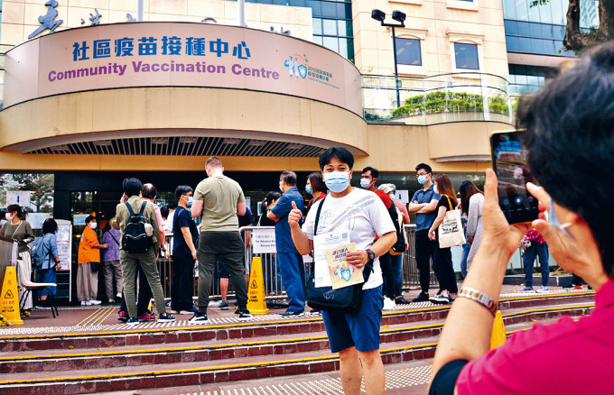 ■中央图书馆昨有大批市民排队接种疫苗。