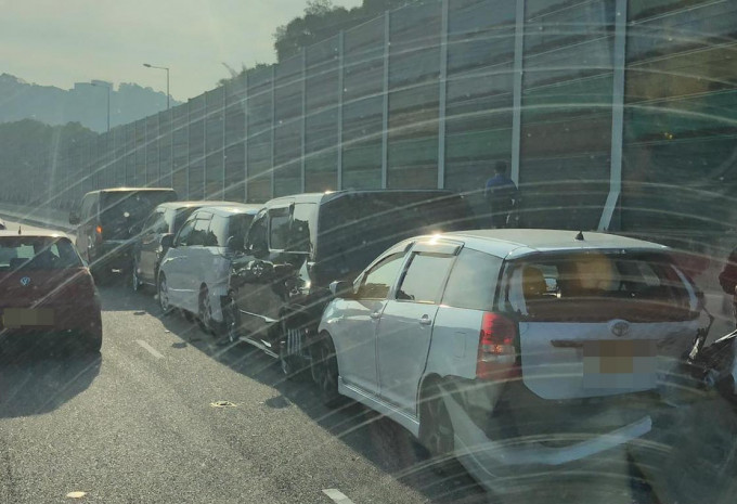 吐露港公路发生6车相撞意外。 香港突发事故报料区FB图