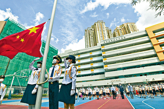 《基本法》教育校本活動年曆列出多個指定日子的教學活動，包括在國慶日、特區成立紀念日及結業禮升掛國旗、區旗及奏唱國歌。
