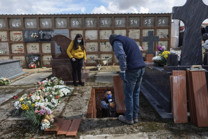 西班牙成第二最多死亡個案國家。工作人員準備墳墓埋葬死者。AP