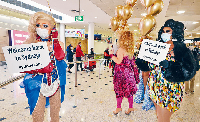 ■上周一，几位变装皇后在雪梨机场迎接来访的纽西兰旅客。