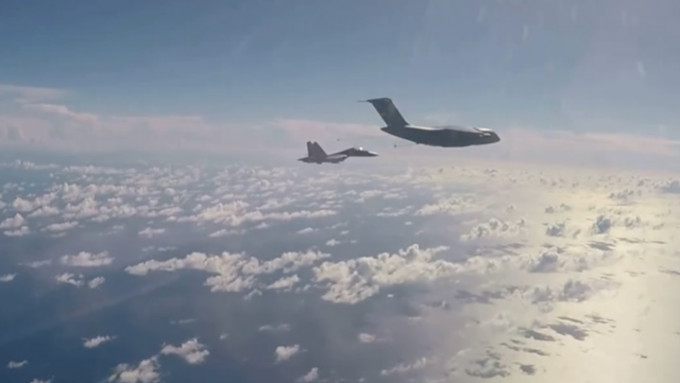 解放軍繼續在台海演習，空中加油機進行加油任務。網上影片截圖