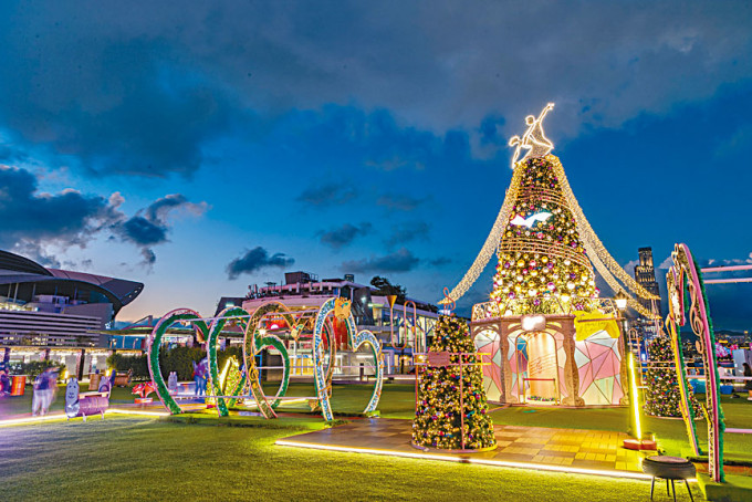 湾仔「HarbourChill海滨休闲站」耸立了十一米高、以华尔滋舞为主题的巨型圣诞树。