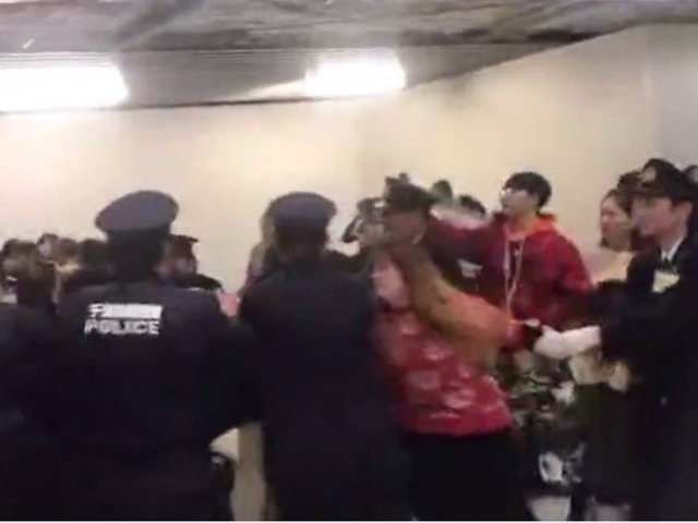 當地警員和多名中國遊客發生衝突，現場一片混亂。 網上圖片