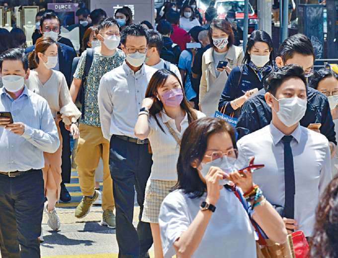 中大调查指逾半市民外出继续佩戴口罩，较疫情前高。资料图片
