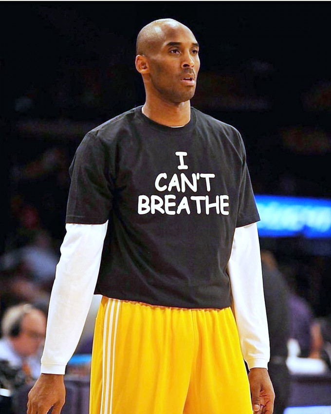 NBA已故巨星高比拜仁的遺孀分享一張高比拜仁穿著印有「我無法呼吸」（I Can't Breathe）T恤的舊照。