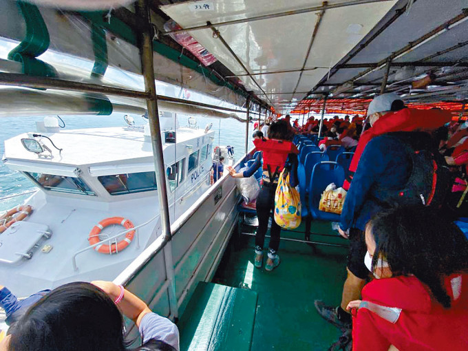 ■水警轮赶至冒烟的渡轮，协助穿上救生衣的乘客疏散。