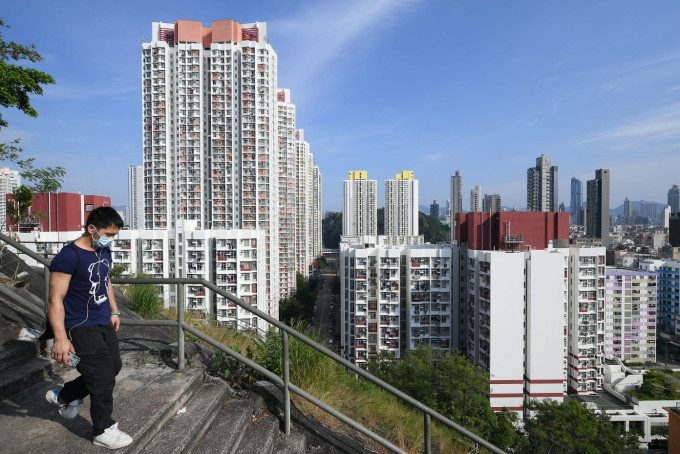 外电报道中央要求香港地产发展商解决高房价的问题。