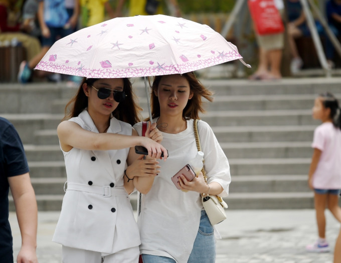 天文台预料本港今日短暂时间有阳光，有几阵骤雨及雷暴。