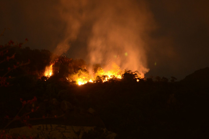马鞍山郊野公园山火，烧足15小时终救熄。