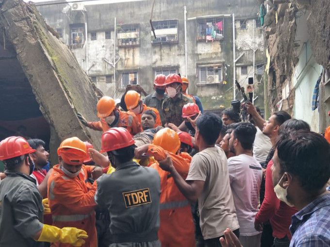 印度孟买民居发生塌楼。AP图片