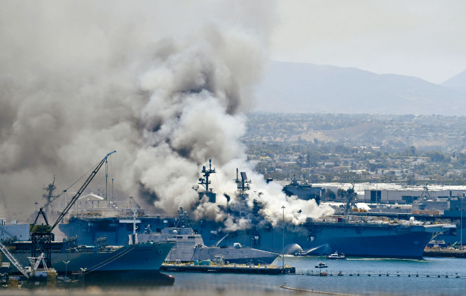 停泊加州圣迭戈海军基地的两栖攻击「好人理查号」，周日冒出大量浓烟。