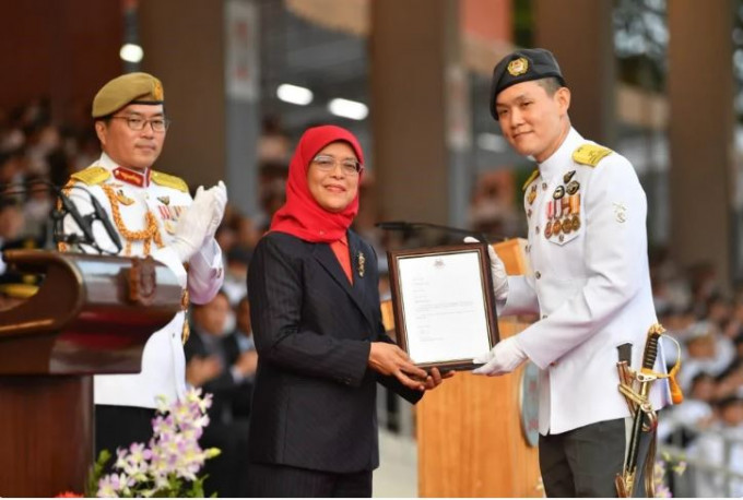 新加坡总统哈莉玛（中）月前颁发任命状给首任「数码军总长」李毅骏。网上图片