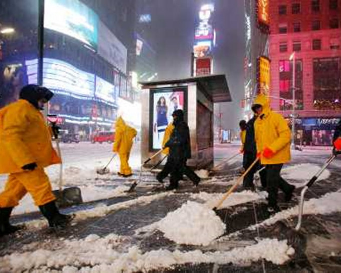 纽约实际上只降了数寸雪。AP