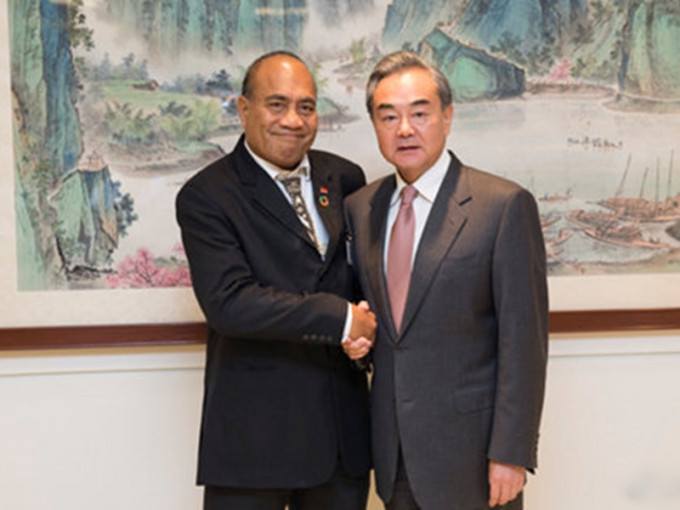 基里巴斯总统兼外长马茂在纽约出席联合国大会期间与北京国务委员兼外长王毅会面。　网图