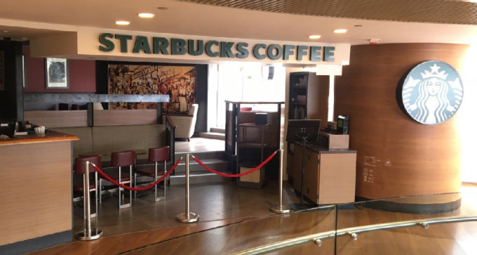 位於中信大廈三樓的咖啡店因有職員家屬初步確診，需要停業消毒。（網上圖片）