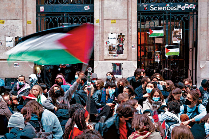 巴黎政治学院的示威学生挥舞巴勒斯坦旗帜。