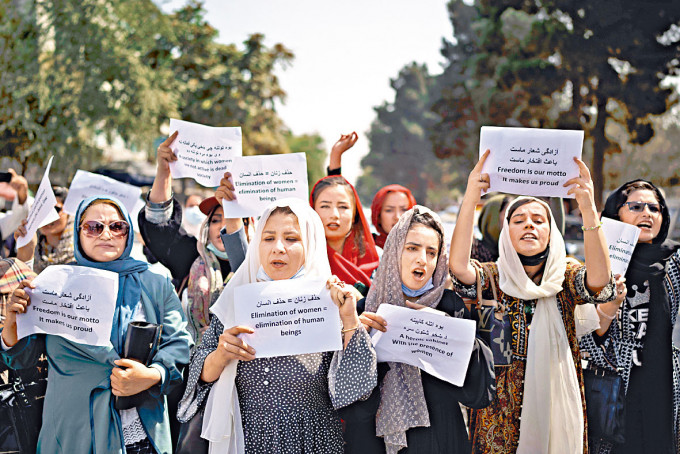 阿富汗妇女上街示威。