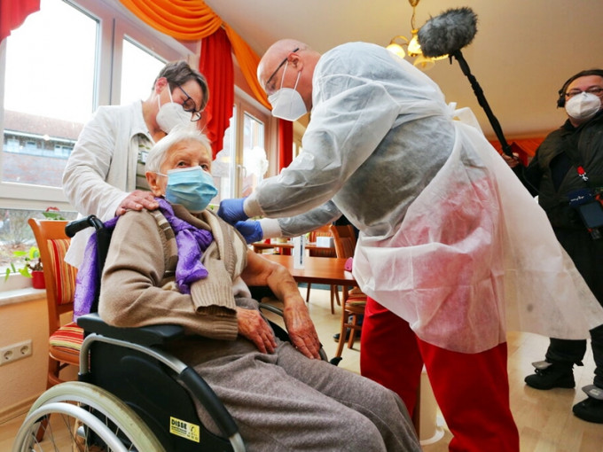 德国护老院一名101岁人瑞院友成为当地首名新冠疫苗接种者。AP图片