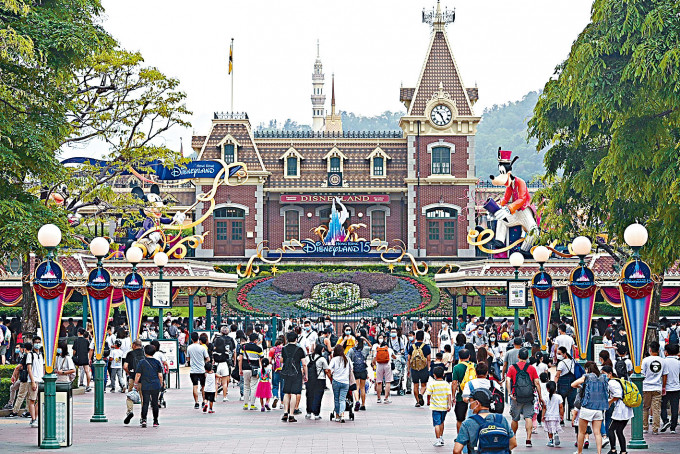 ■市民趁长假期「报复式」出门，迪士尼乐园人山人海。