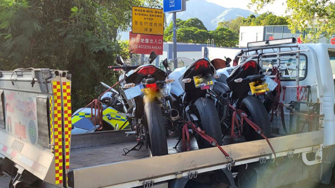 警方發現21輛電單車及7輛私家車懷疑被非法改裝。警方提供