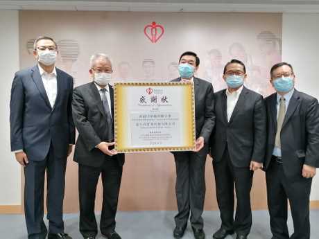 香港中华厂商联合会继早前推出「与护同行，齐心抗疫」计画后， 昨日再向医管局及其辖下的玛嘉烈医院捐赠合共十万个口罩。