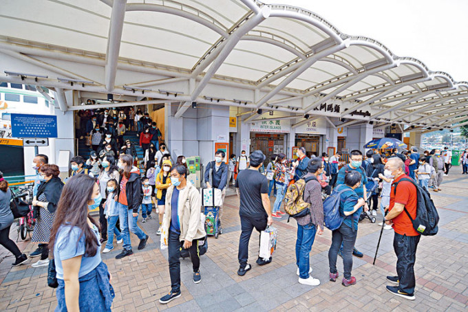 ■市民趁着假期到离岛「松一松」，码头逼满人潮。