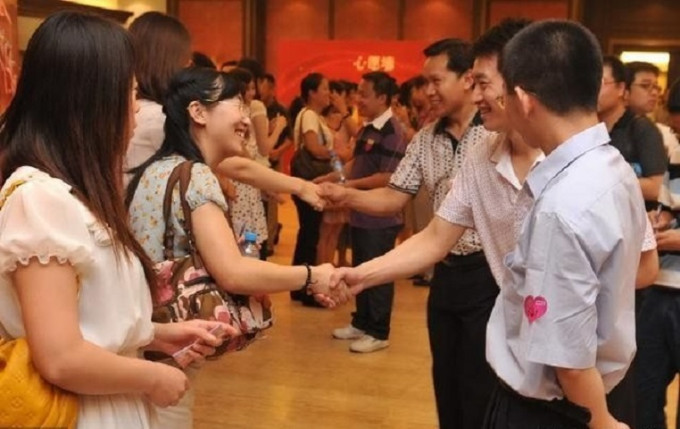 上海一名近26岁女子每月相亲1至2次，指要趁年轻赶紧挑选对象。网图