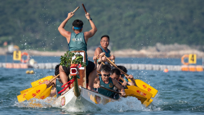 香港海關龍舟隊今天（3日）參加了一年一度「赤柱龍舟熱身賽」的紀律部隊盃及公開混合標準龍賽事。香港海關Fb圖片