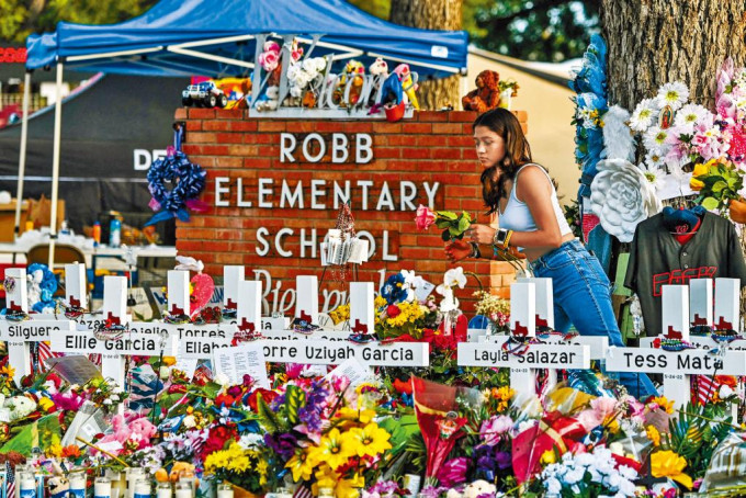一名女子在德州羅伯小學獻花，悼念槍擊案死難者。
