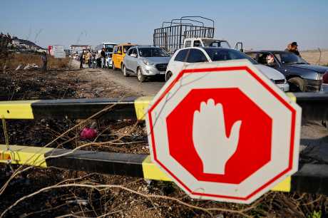 約旦河西岸哈瓦拉鎮發生槍擊案後，以兵設置檢查站截查車輛。路透社