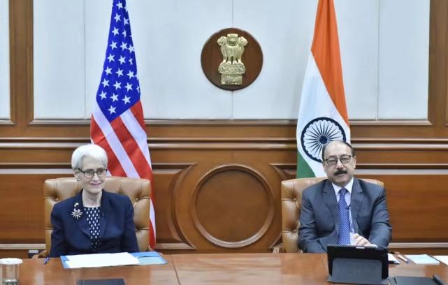 副国务卿谢尔曼（左）与印度外交秘书斯林格拉（右）会面。图自谢尔曼推特