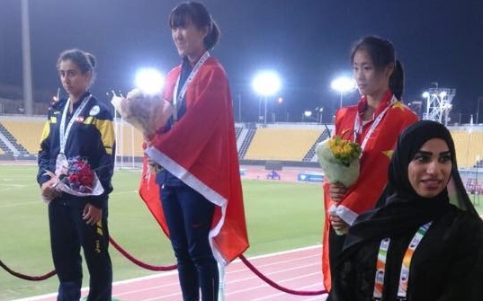 港田径女将潘幸慧（左二）于首届亚洲少年田径锦标赛女子100米决赛中，为港夺得一面金牌。资料图片