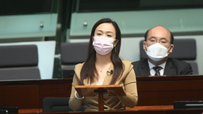 陈凯欣议员戴了口罩，未能见到笑容。伍明辉摄